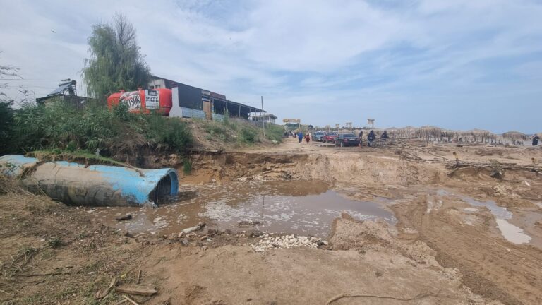 VIDEO și FOTO. Furtuna de vineri noapte a produs distrugeri mari în Vama Veche. După doar o zi, turiștii au luat plaja cu asalt