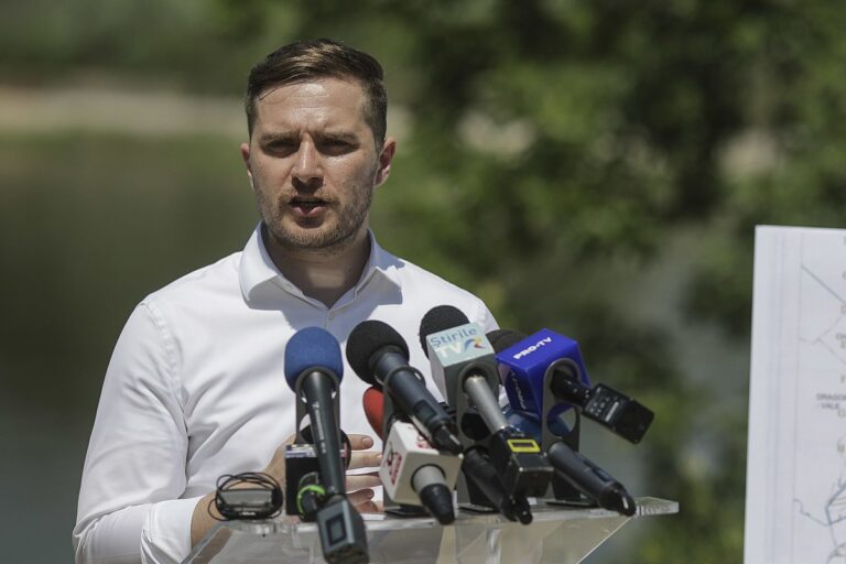 Primarul interimar îndeamnă locuitorii să evite zonele aglomerate și inundabile din București