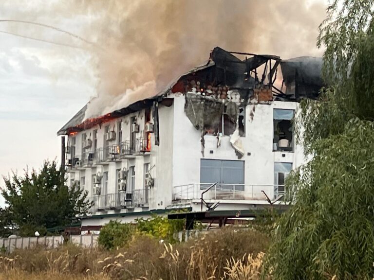 Incendiu puternic la un hotel din Tătărani, județul Prahova. Două femei au murit carbonizate
