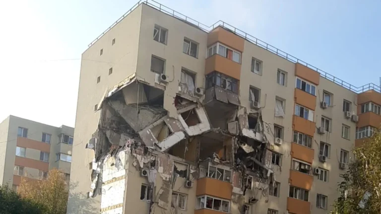 Explozie extrem de puternică într-un bloc din sectorul 5! Trei persoane au murit, cel puțin 13 sunt rănite
