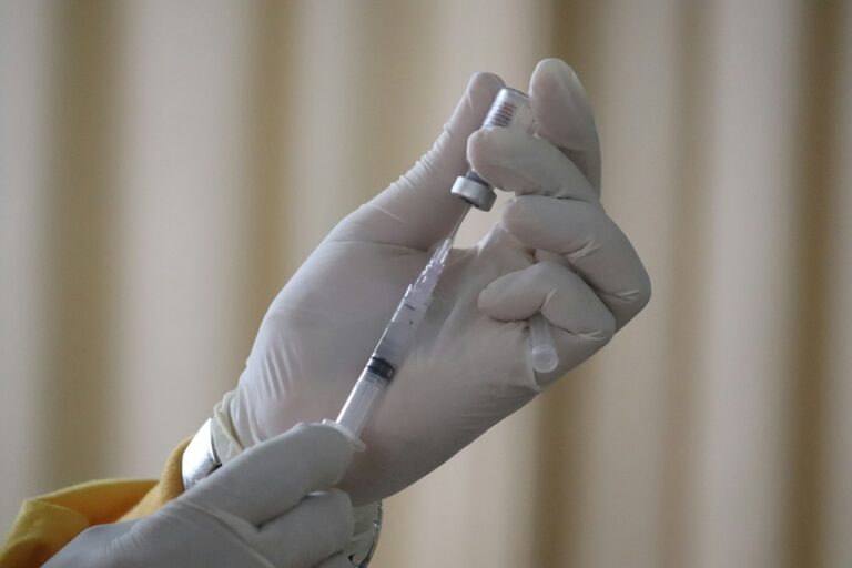 De astăzi, vaccinul împotriva HPV este gratuit pentru tinerii de până la 26 de ani